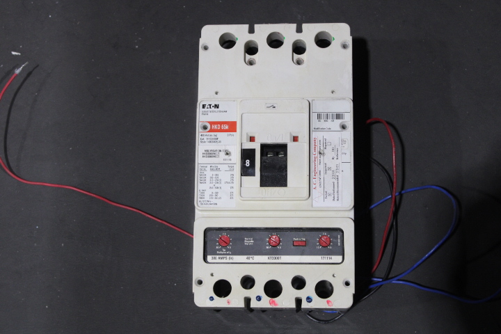 Eaton HKD3300W Interchangeable Trip Circuit Breaker (Damaged, For Parts or Repair)