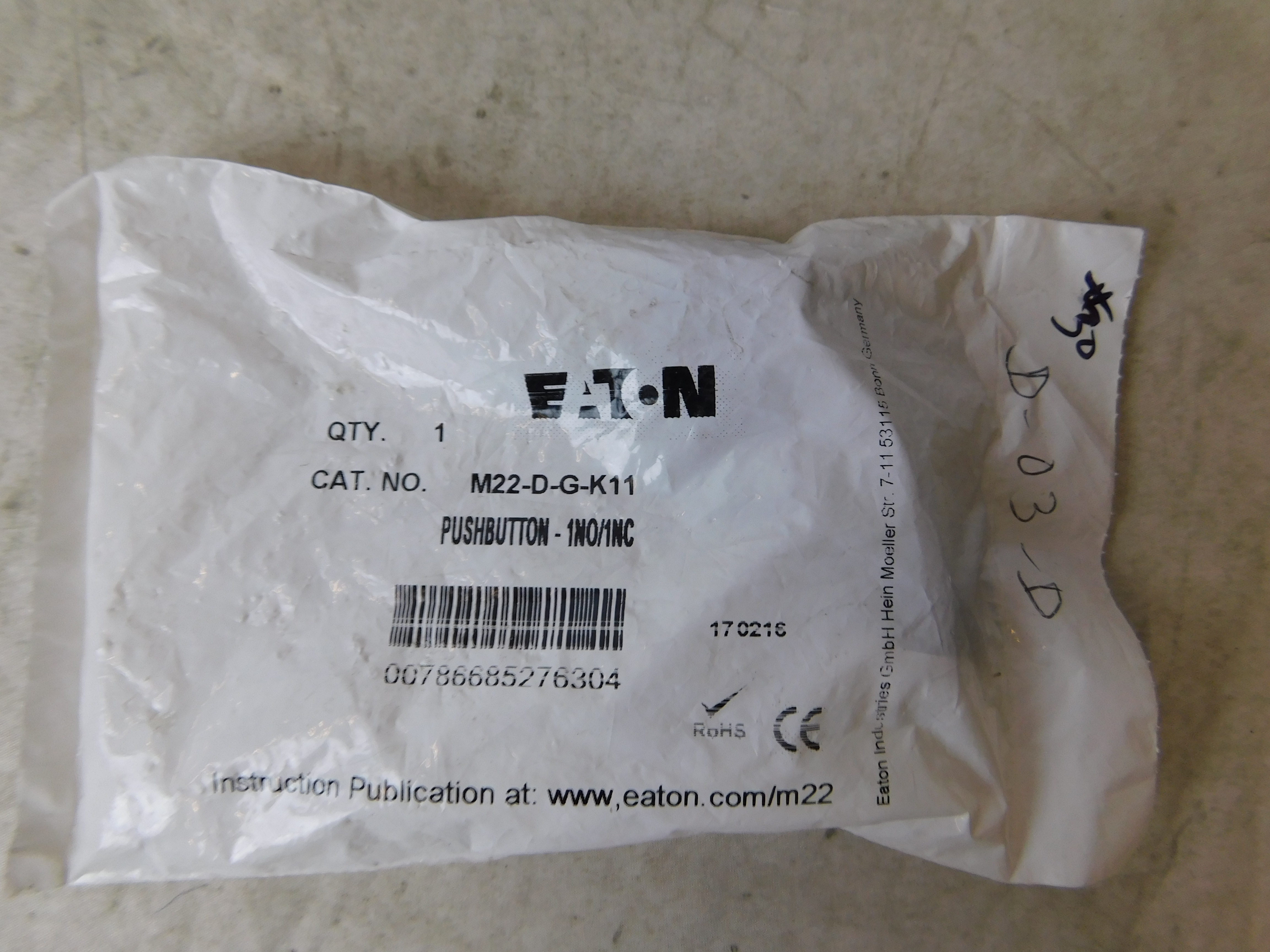 Eaton M22-D-G-K11 Non-Illuminated Pushbutton