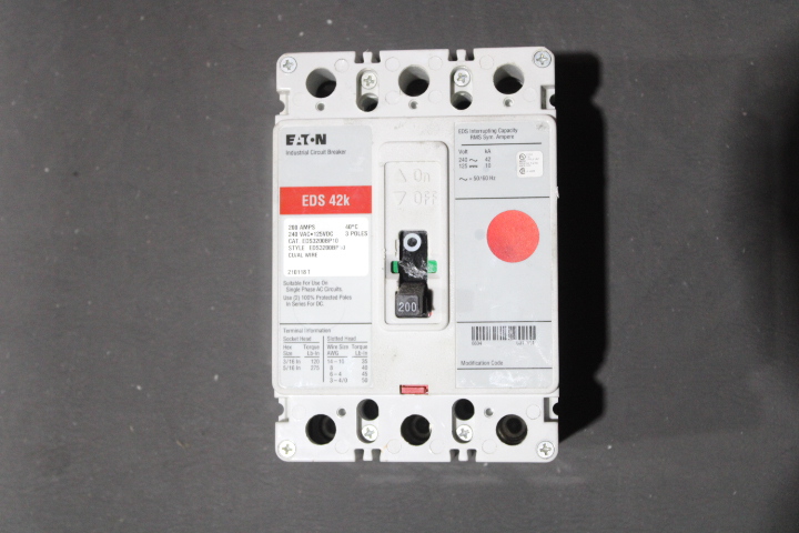 Eaton EDS3200 Non-Interchangeable Trip Circuit Breaker (Damaged, For Parts or Repair)