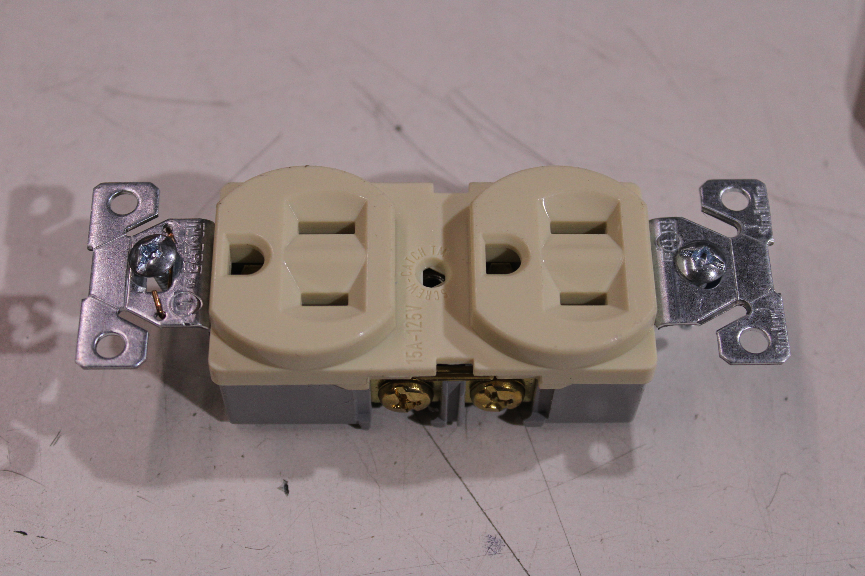 Eaton BR15V-SP-LW Outlets