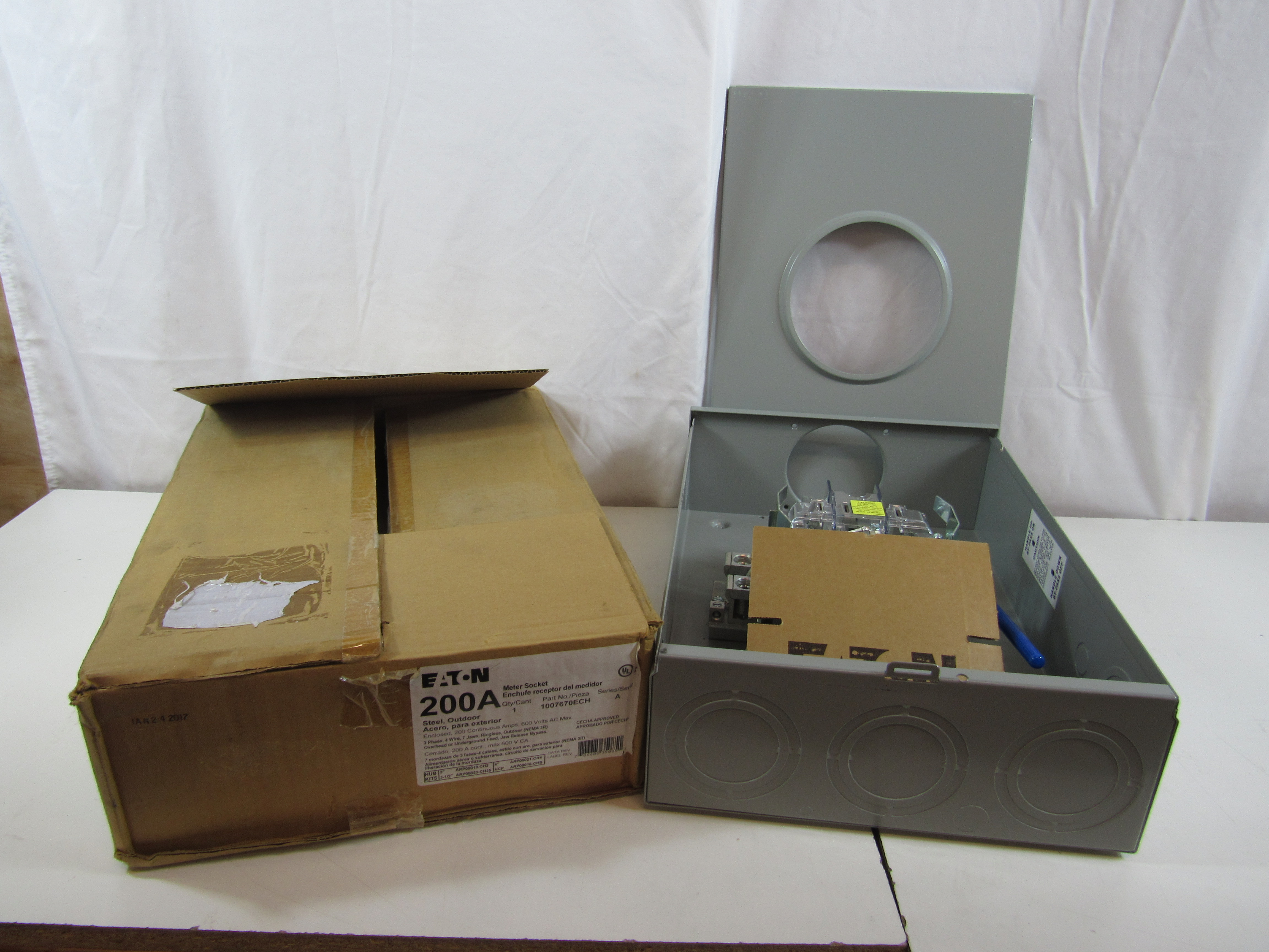 Eaton 1007670ECH Meter Sockets Ringless 200A 600V 50/60Hz 3Ph 4Wire 7Jaws EA NEMA 3R