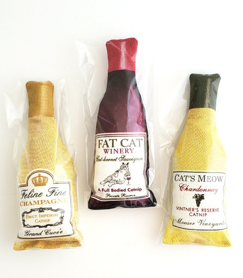 Wine bottle shaped catnip toys for cats, trio set. Wine bottle shaped catnip toys for cats, trio set.