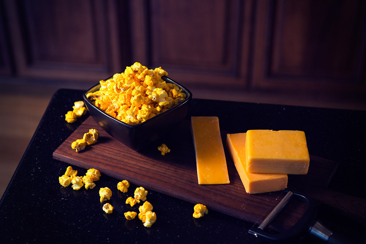 アバター　ファイヤーエンブレム　ポップコーンボックス Savory Cheddar Supreme Small Batch Artisan Popcorn w/ Collectible