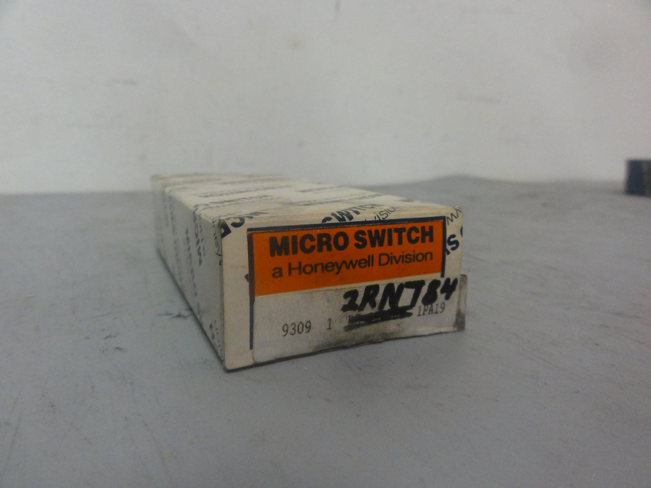 Honeywell Microswitch BZ-2RN784 Limit Switch W/ Roller Plunger and 1PA19 Kit- Brand New