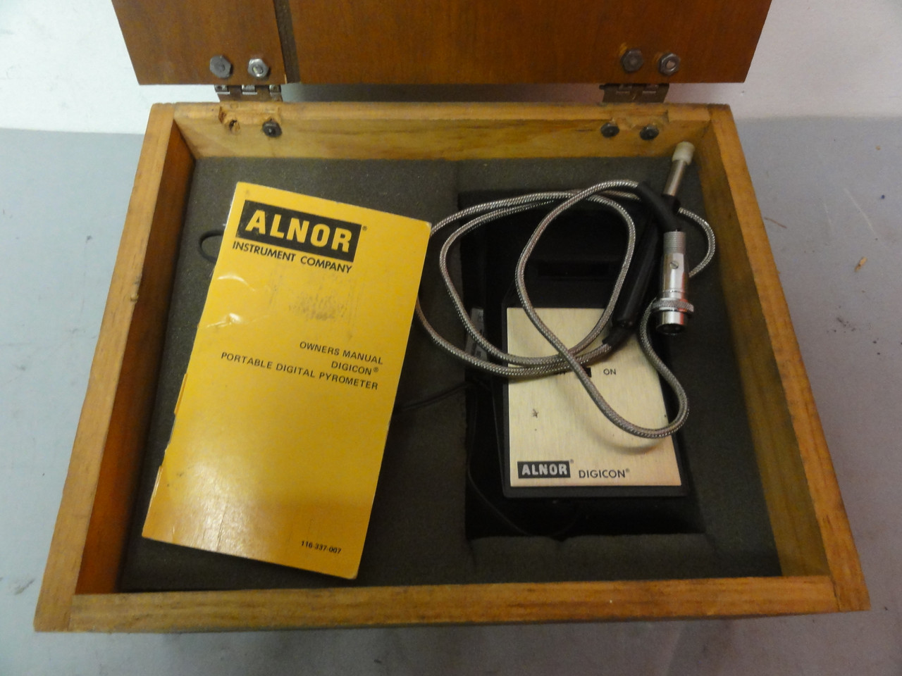 Alnor Digicon Model 6670 Portable Digital Pyrometer In Box With Manual and Accessories