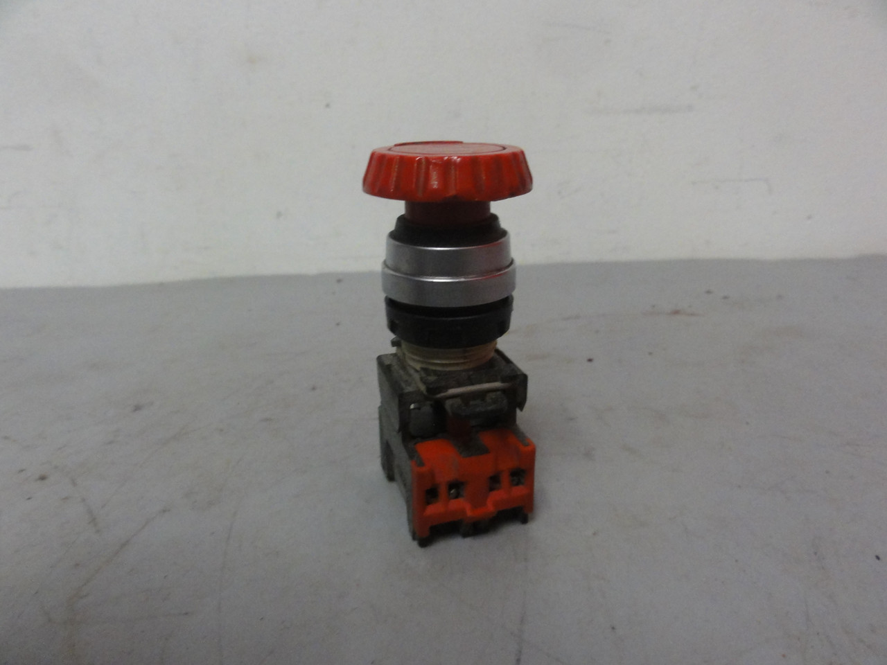 Square D Class 9001 Type GA01 Red Push Twist Button