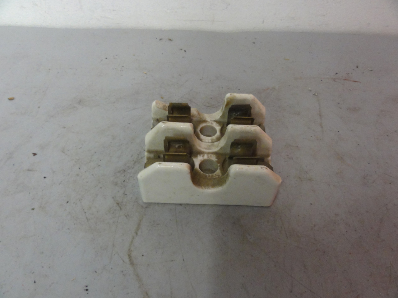 Buss 388-402 Porcelain/Ceramic Fuse Holder