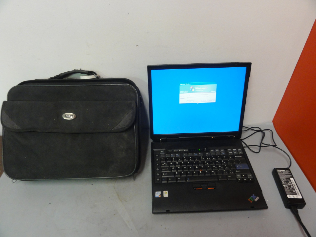 IBM Thinkpad Type 2652-MU9 Laptop Windows XP Professional 1-2CPU W/ Charger and Case