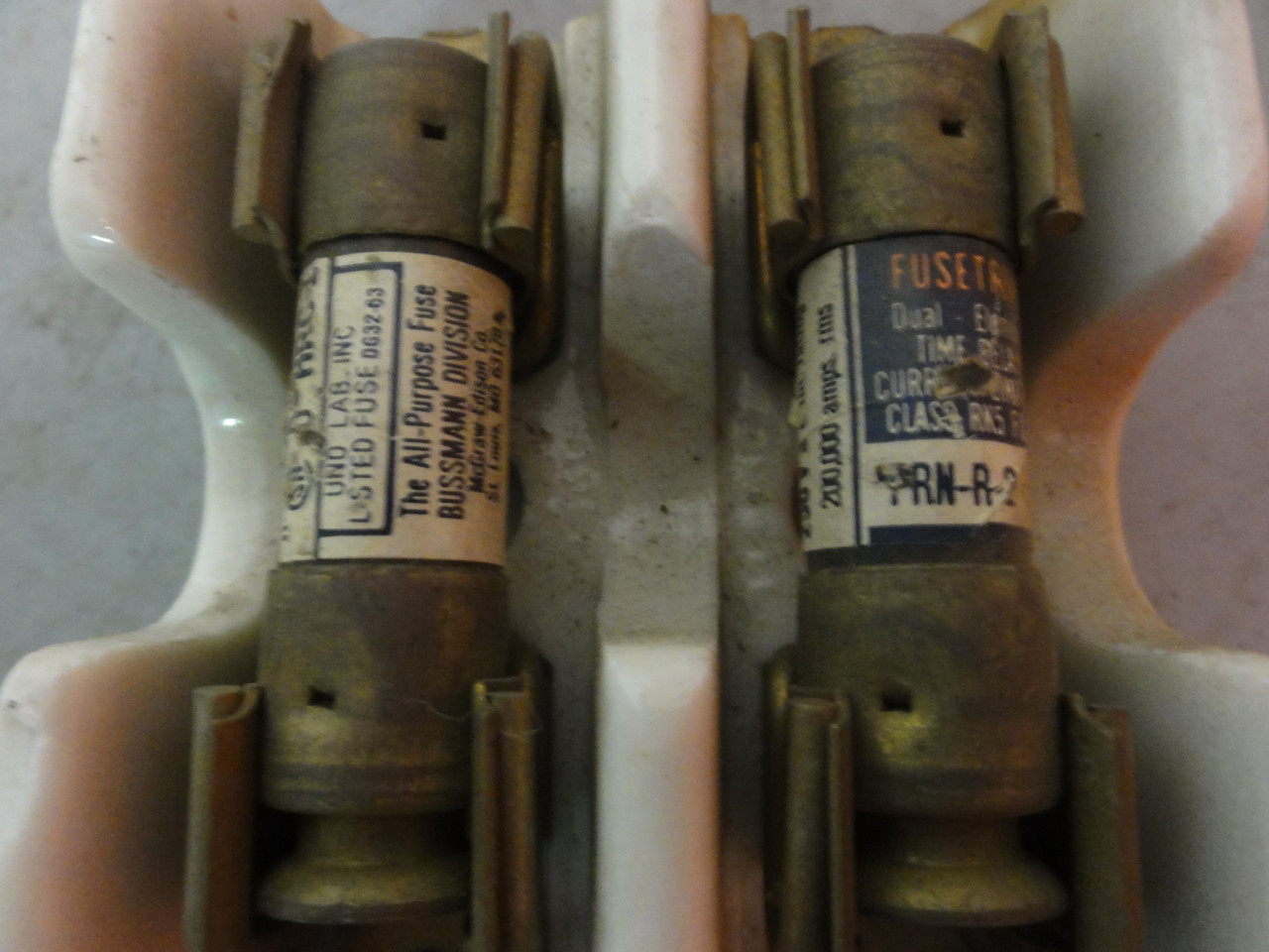 Buss 388-402 X29414 Ceramic Fuse Holder With Two Fusetron FRN-R-2 Fuses