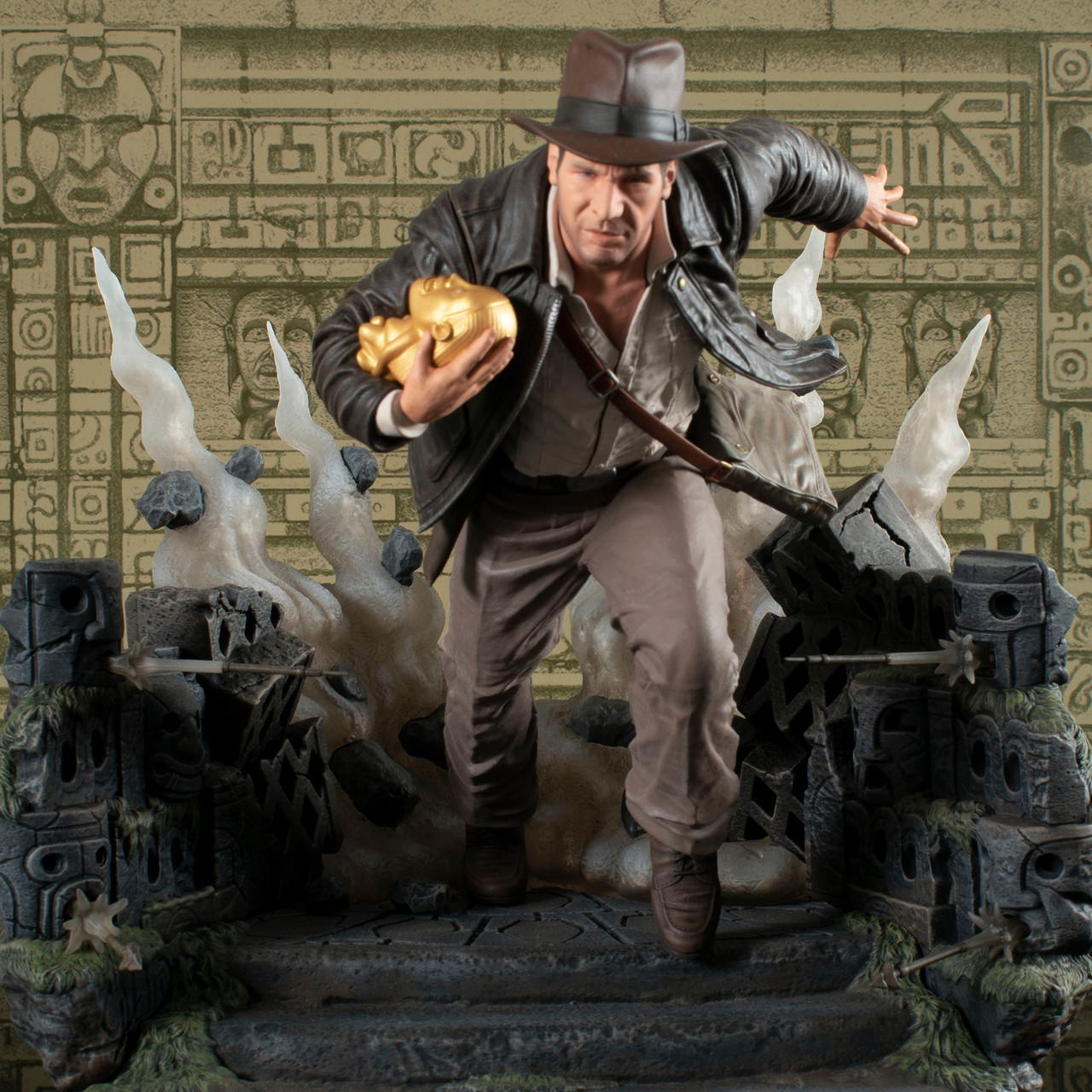 Raiders of the Lost Ark™ - Indiana Jones™ (Escape with Idol) Deluxe Gallery  Diorama - Gentle Giant Ltd