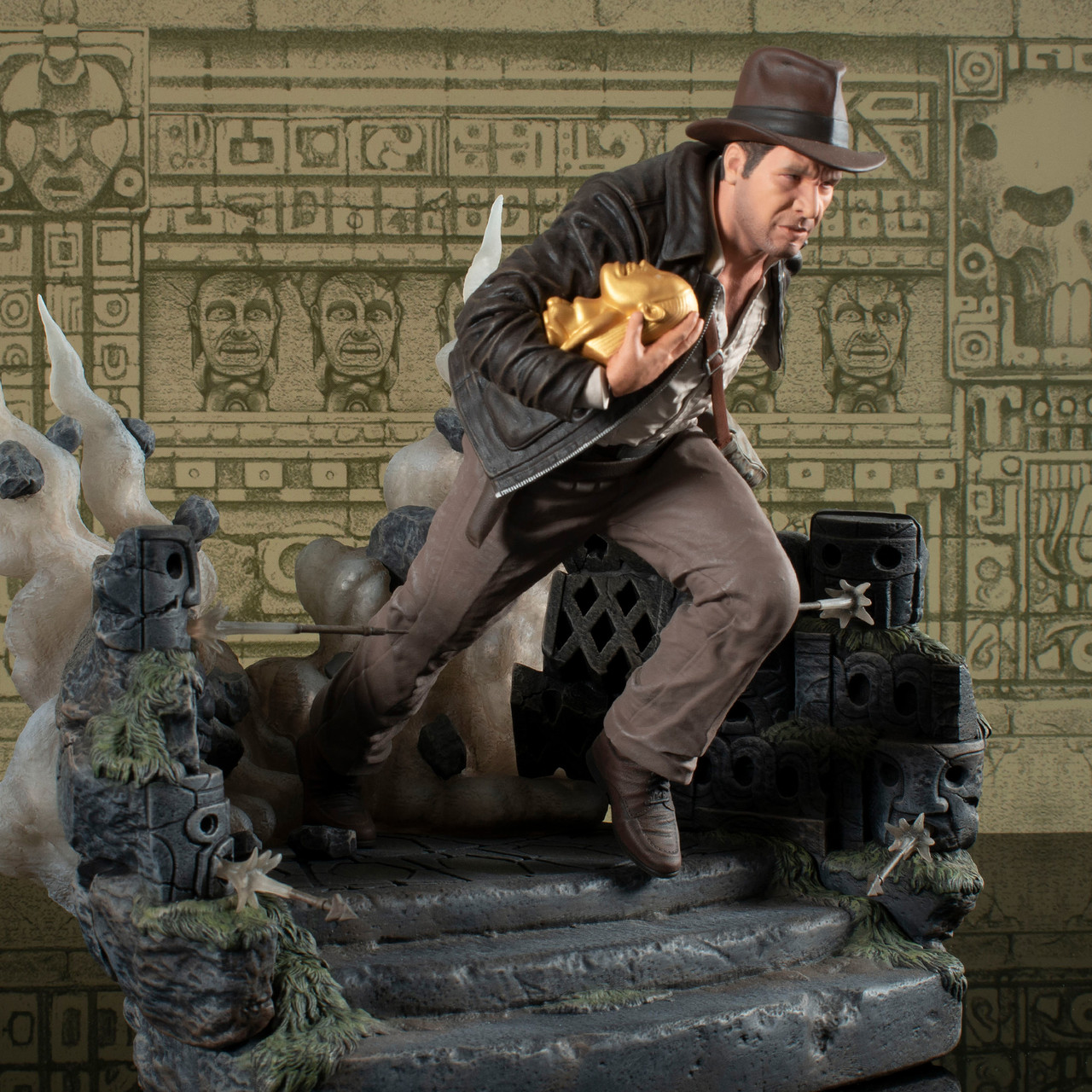 Raiders of the Lost Ark™ - Indiana Jones™ (Escape with Idol) Deluxe Gallery  Diorama