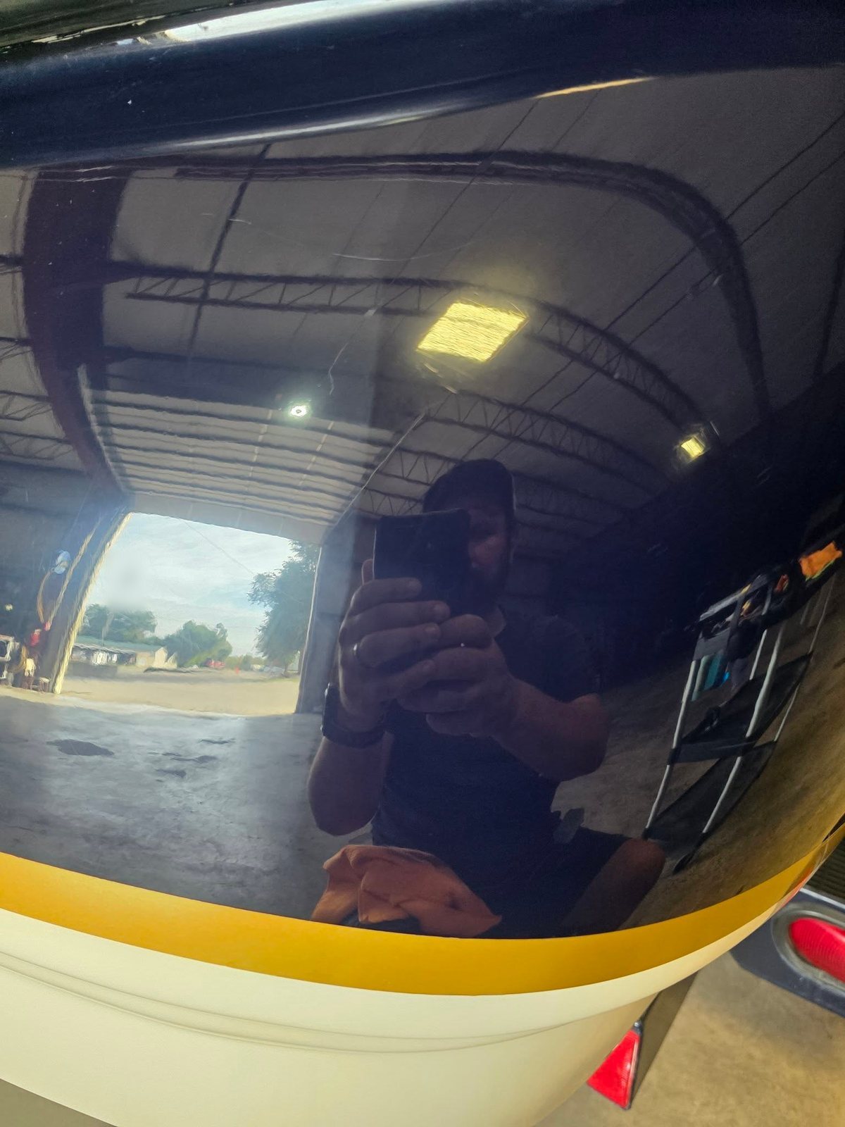 Mirror-like reflection in black paint