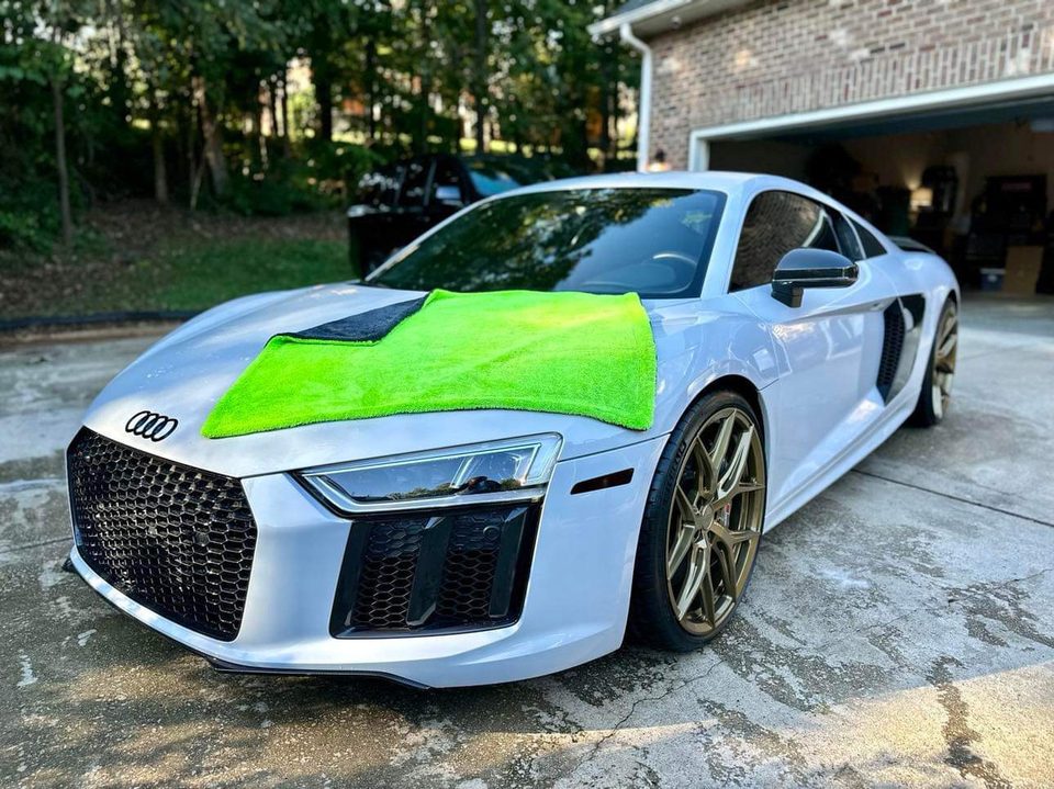 SLURPY MAXX drying towel on the hood of a white Audi R8
