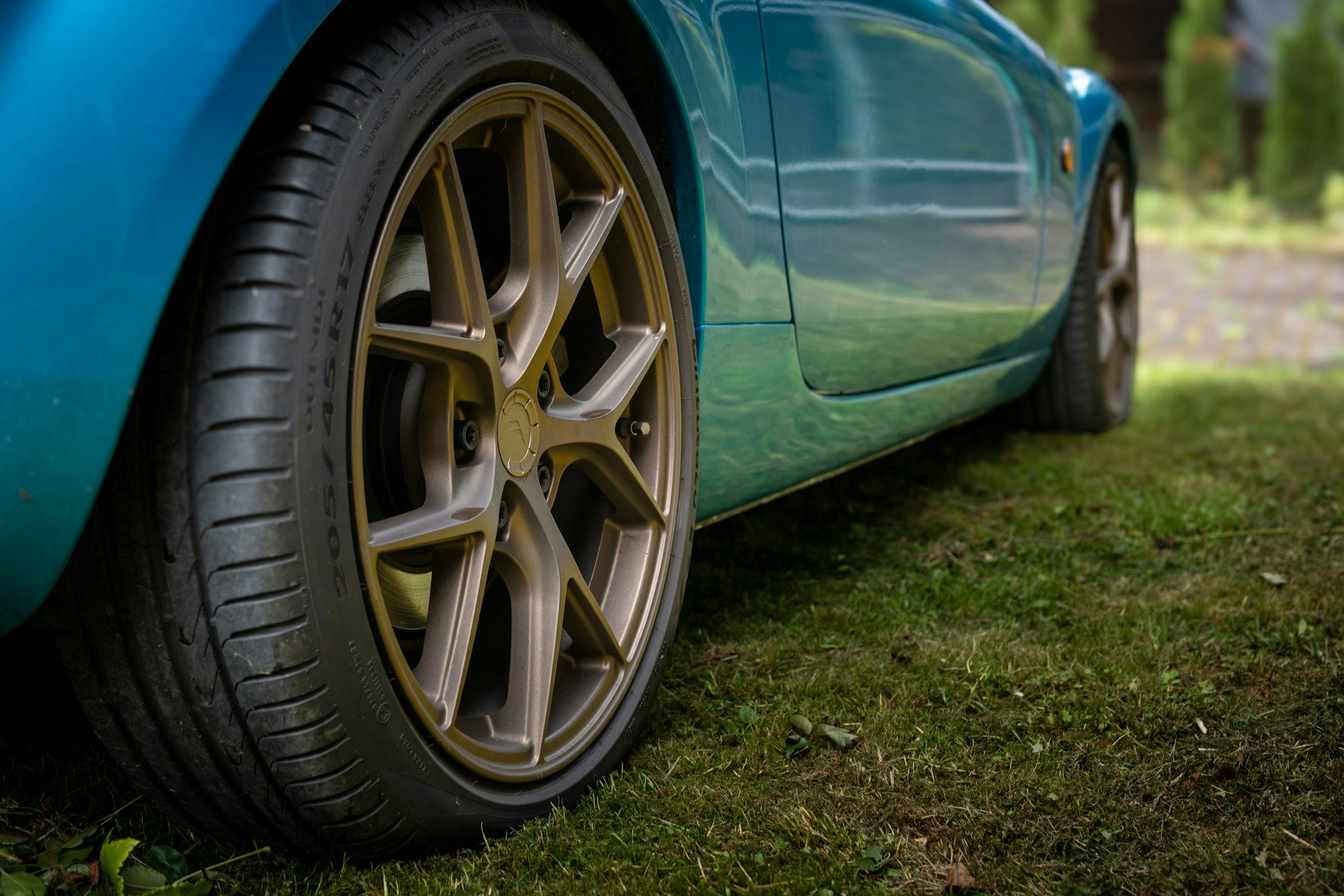 Chrome, Metallic, and Color-Shift Wraps: The Boldest Looks for 2025