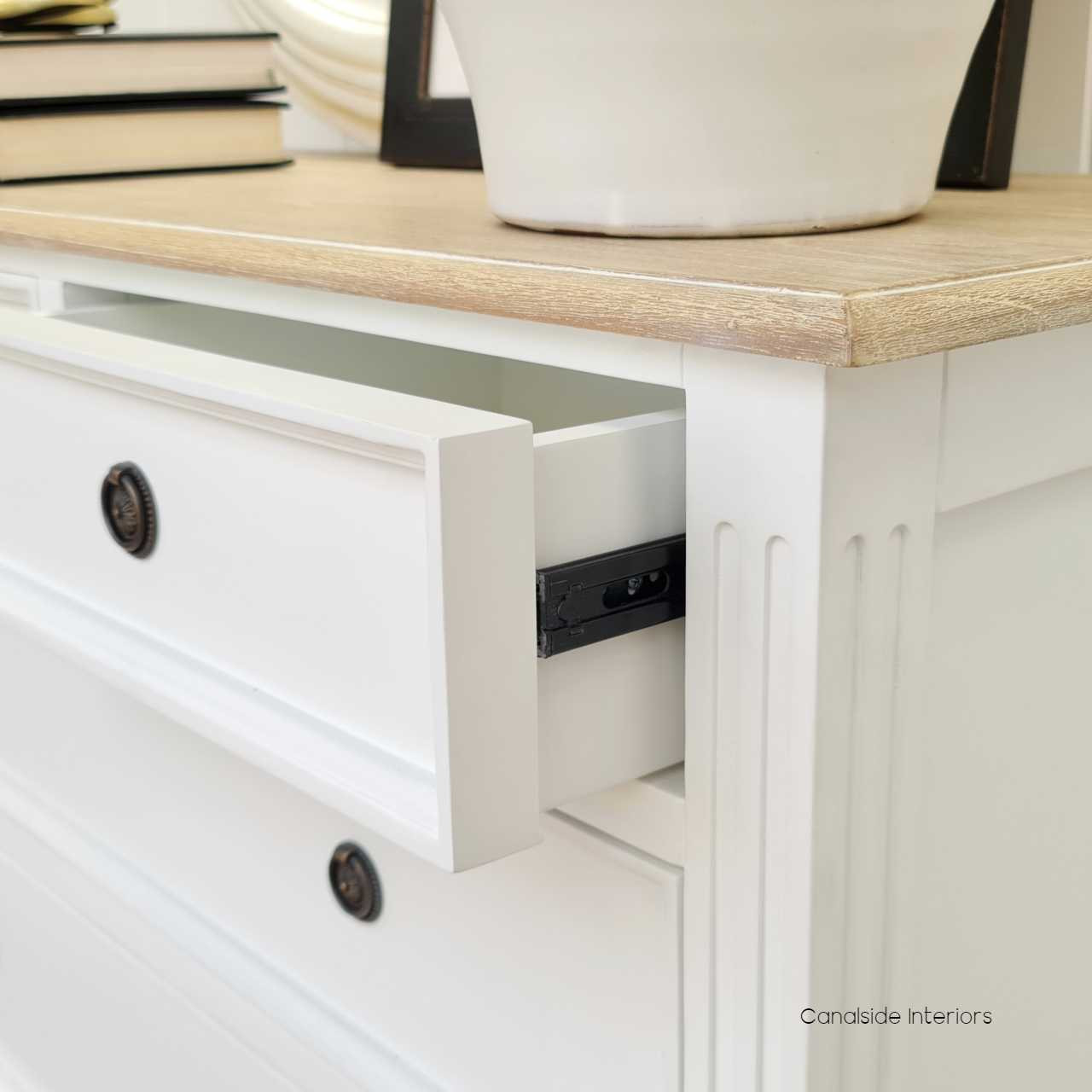 Detail of the drawers equipped with metal runners, showcasing their smooth functionality and quality design.