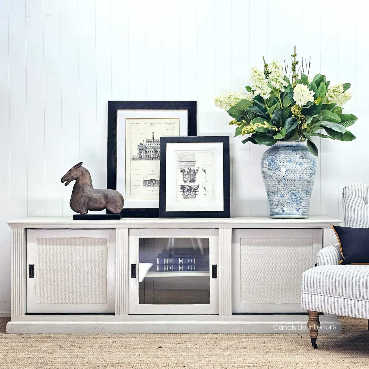 Perspective highlighting the sturdy construction and beautiful design, ensuring durability and appeal from all angles.