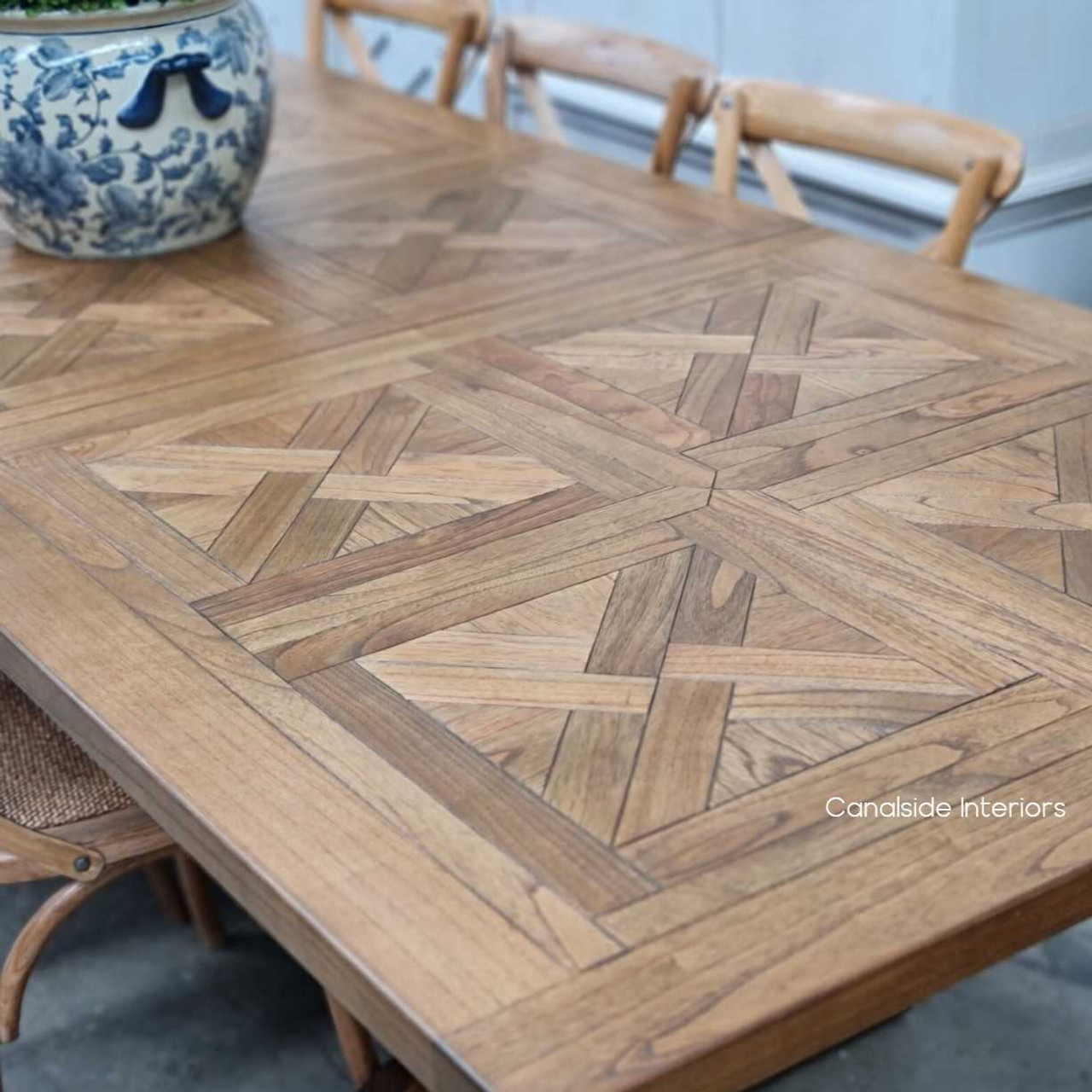 The Stamford's double extension feature offers a practical, space-saving solution for the modern dining room, without compromising on style or quality.