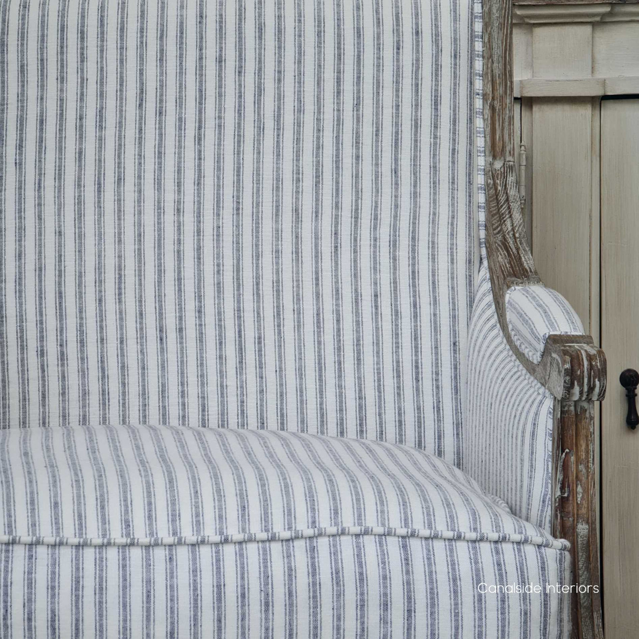 Perspective illustrating the simple straight lines of the armchair, suitable for casual and formal decors alike.