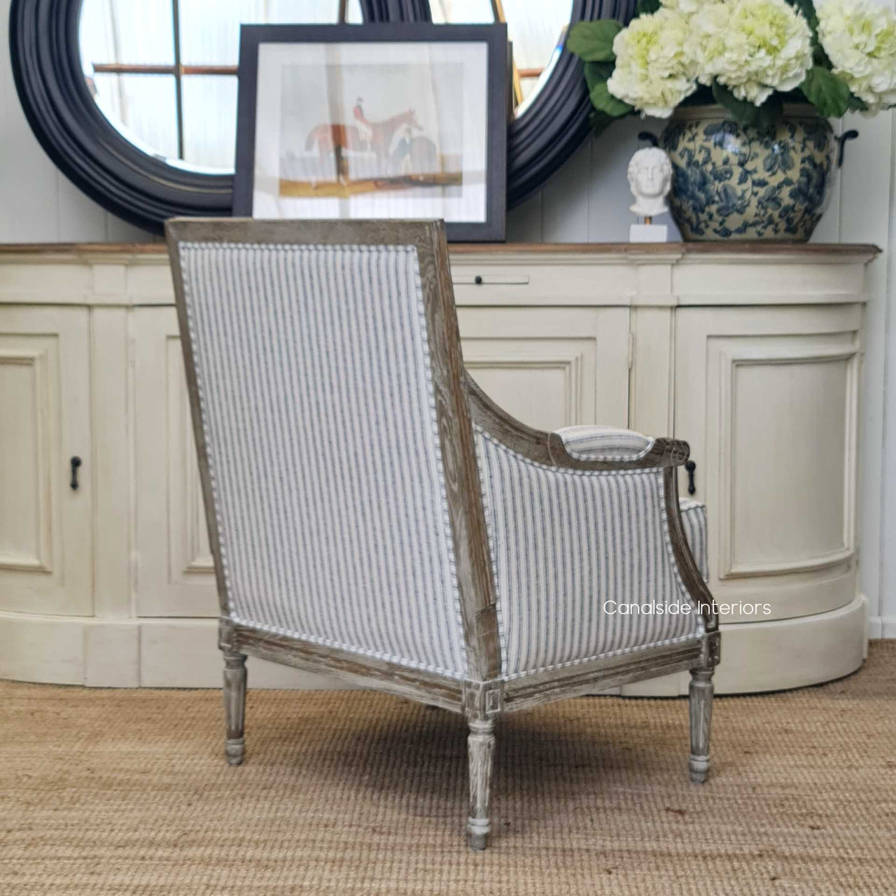 Shot emphasizing the armchair's suitability for elegant decors, with its meticulous design and refined aesthetics.