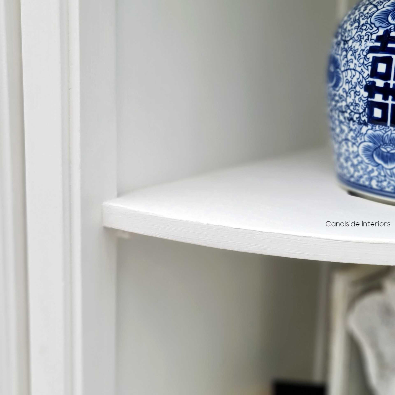 Detail of the Francia Curved Wall Unit’s fixed shelves, arranged to offer a versatile organization in a modern classic study room