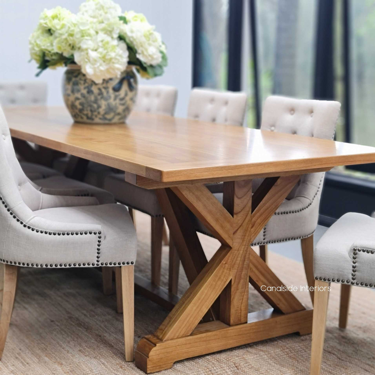 Side view of the table, focusing on the elegant simplicity of its base design, suitable for modern and traditional decors.