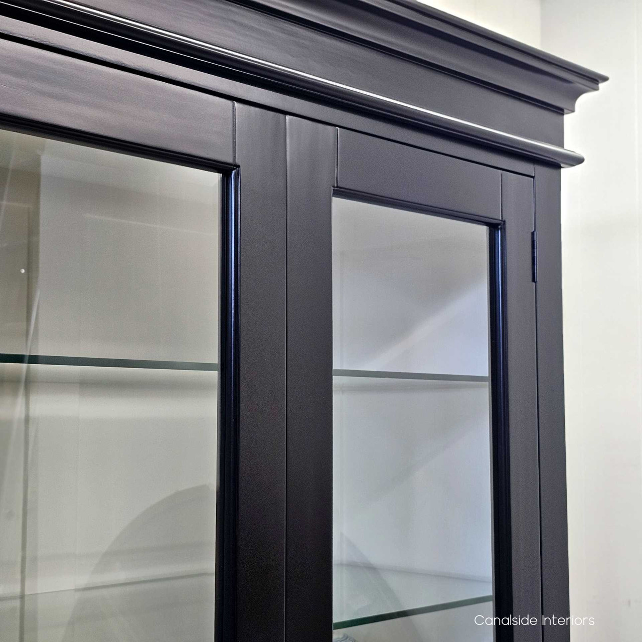 Corner Detail highlighting the expertly crafted corners, showcasing the precision and quality of this elegant piece.