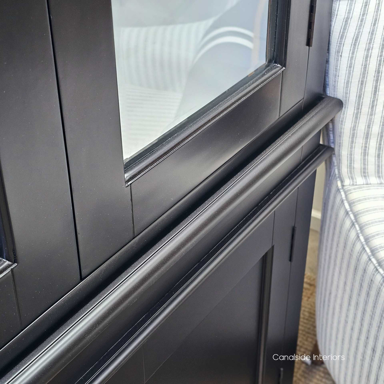 Detailed Base Finish showcasing a Close-up of the detailed base finish, showcasing the craftsmanship and stability of the baseboard and the black finish.