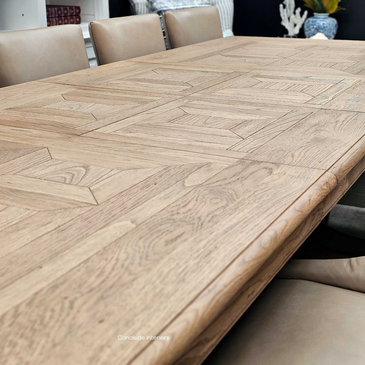 Zoomed-in shot of table surface grain and tone – Featuring the natural beauty of the oak timber and the texture of the parquet pattern.
