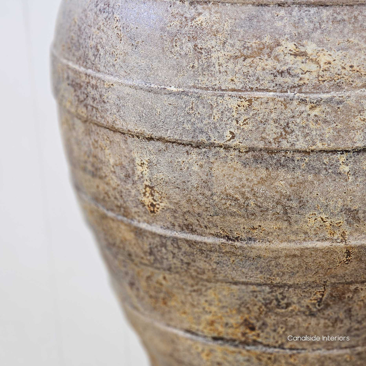 Close-up of the Ravena vessel’s hand-finished surface, with layers of warm clay tones and natural texture.