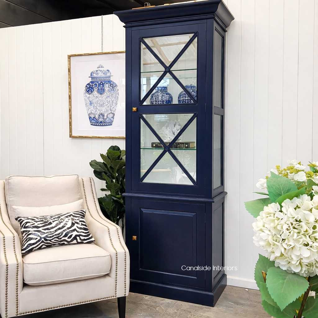 Discover the chic contrast of this 1-door navy blue display unit with white interior, perfect for enhancing the timeless Hamptons style in your home