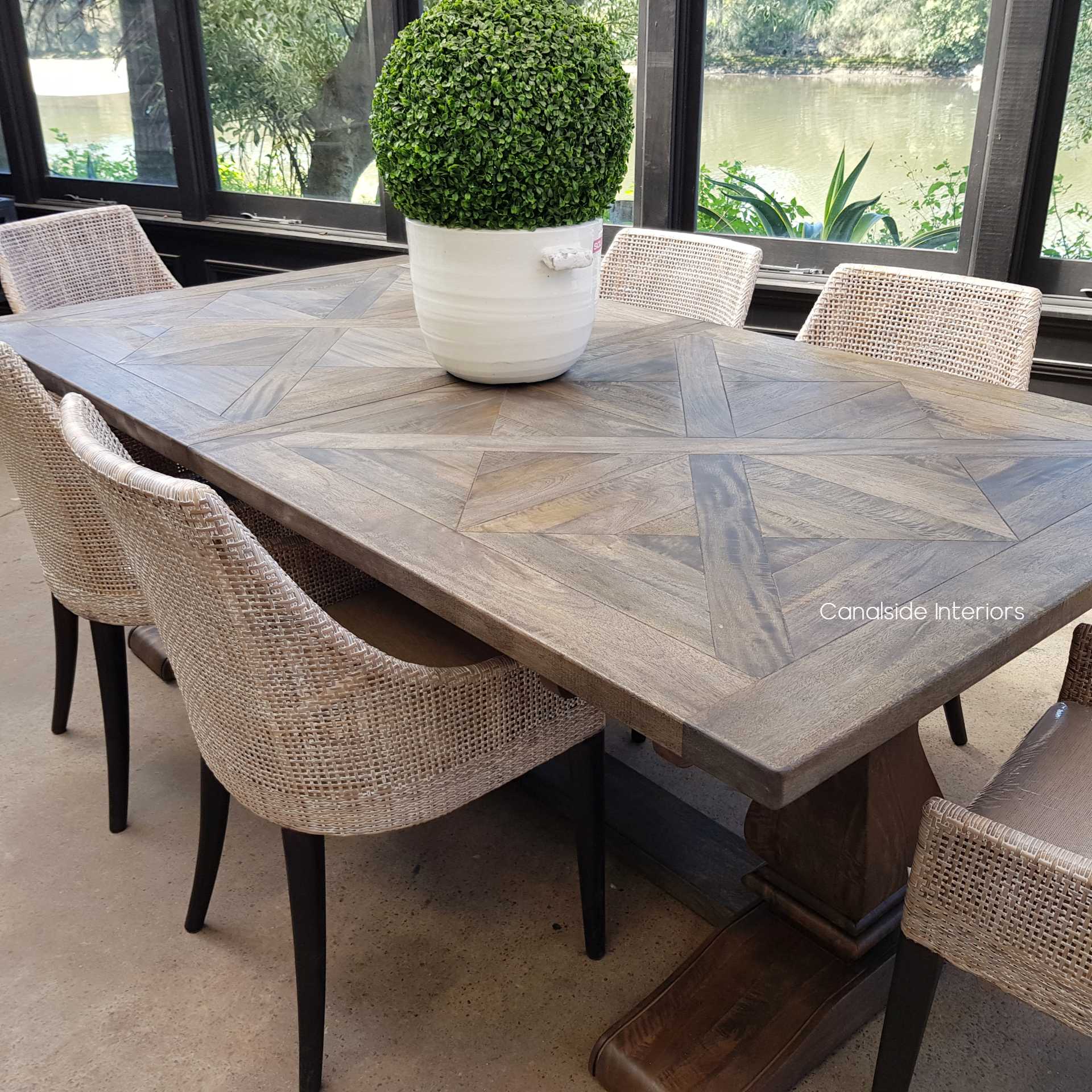 Transform your dining room with the Bridgehampton Extendable Table, featuring a space-saving butterfly mechanism for spontaneous entertaining 