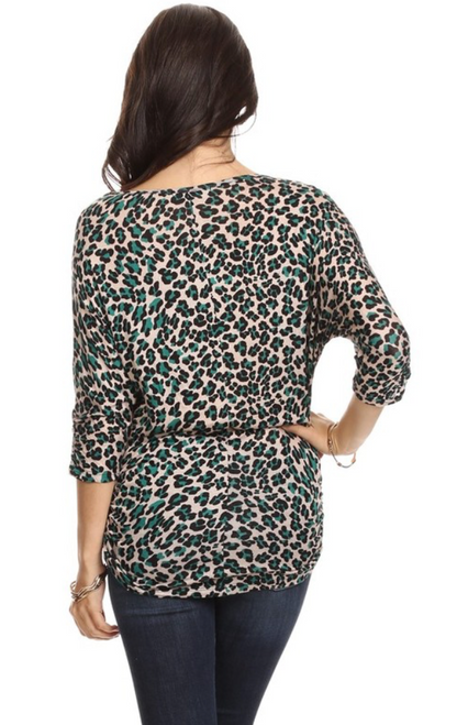 Animal print 3/4 sleeve relaxed fit maternity tunic with round neck and ruched detailing.
Origin : USA