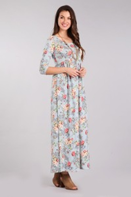 Blue floral print maternity maxi dress with 3/4 sleeve and empire waist.

Origin : USA