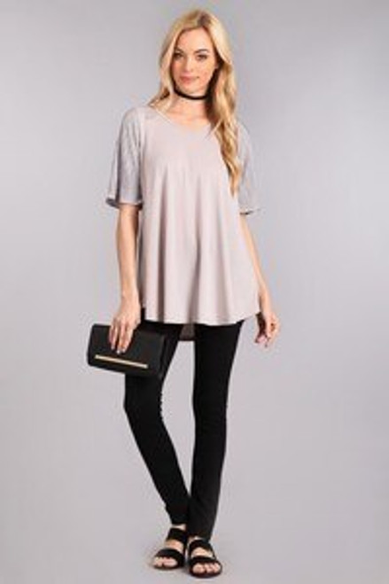 Solid, relaxed fit maternity top with textured short sleeves, a round neck, and hi-lo hem.

Origin : USA