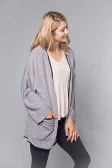 A soft and warm, open-front maternity cardigan featuring contrast solid black trim, front pockets and long sleeves.


Origin : USA