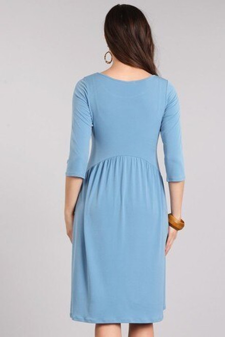 This is a solid knee-length maternity dress featuring an empire waist with 3/4 sleeves, a round neck, feminine pleats, and comfortable pockets. This piece is comfortable, versatile, and can be worn before, during, and after pregnancy!


Origin : USA