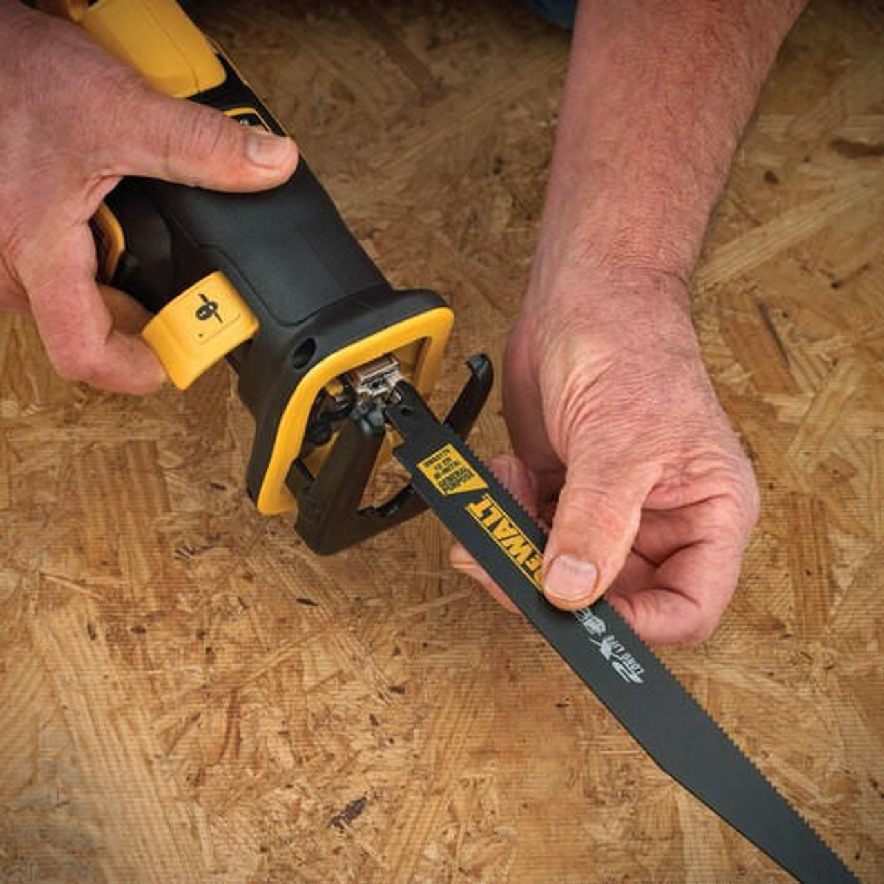 Dewalt DeWALT 20V MAX* XR® Brushless Compact Reciprocating Saw Kit (2.0 Ah) DCS367D1 