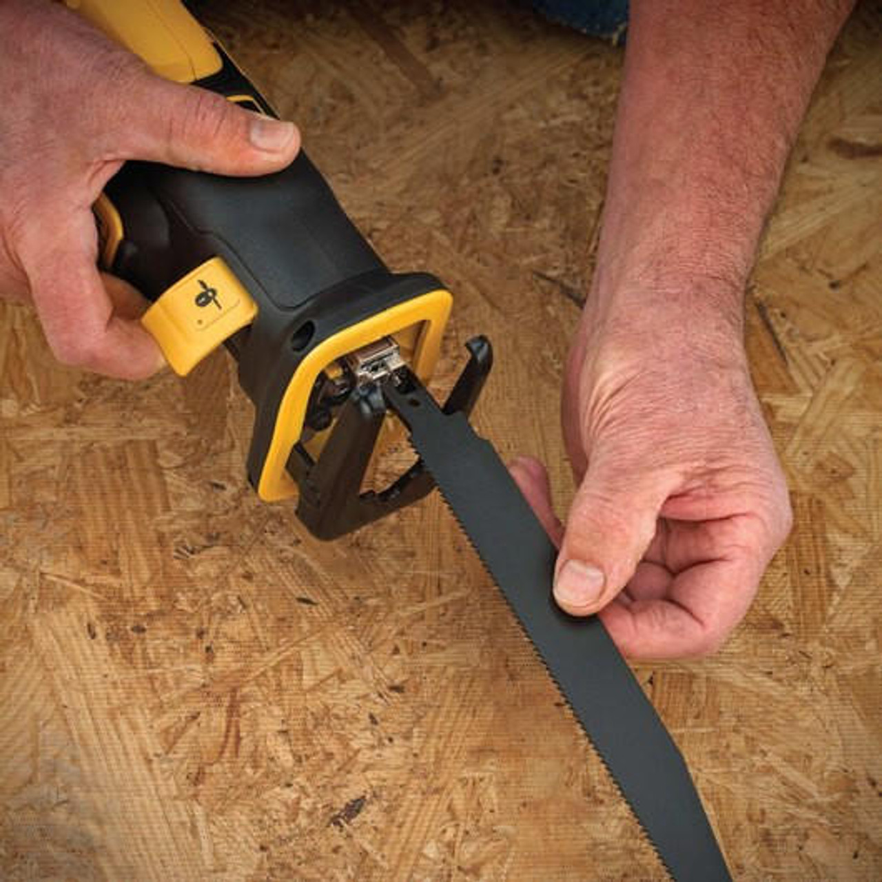 Dewalt DeWALT 20V MAX* XR® Brushless Compact Reciprocating Saw Kit (2.0 Ah) DCS367D1 