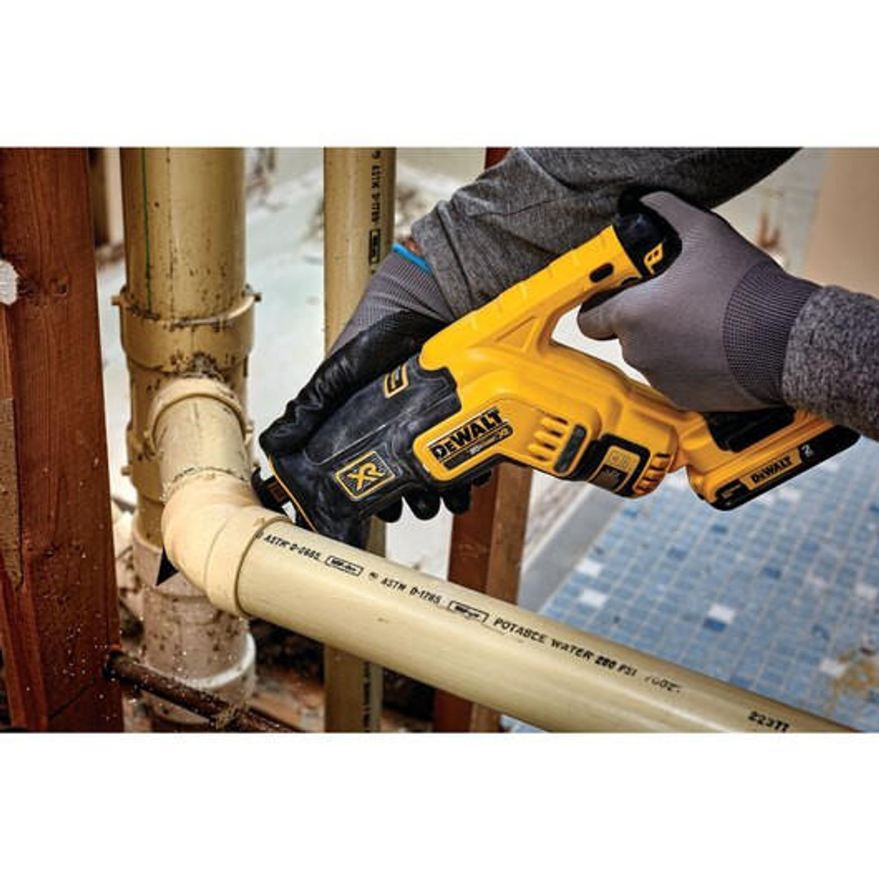 Dewalt DeWALT 20V MAX* XR® Brushless Compact Reciprocating Saw Kit (2.0 Ah) DCS367D1 