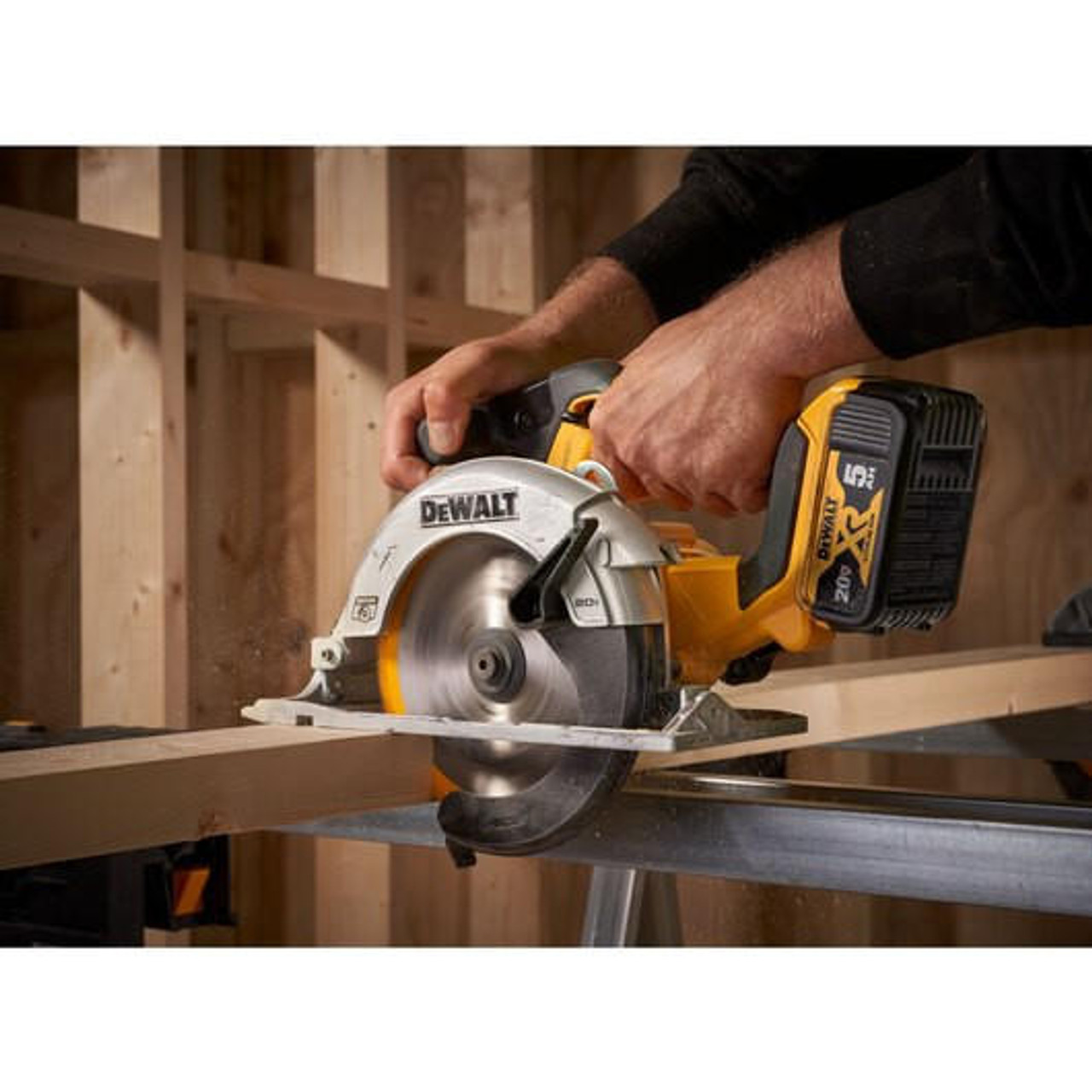 Dewalt DeWALT 20V MAX* 6-1/2 in Brushless Cordless Circular Saw Kit DCS565P1 