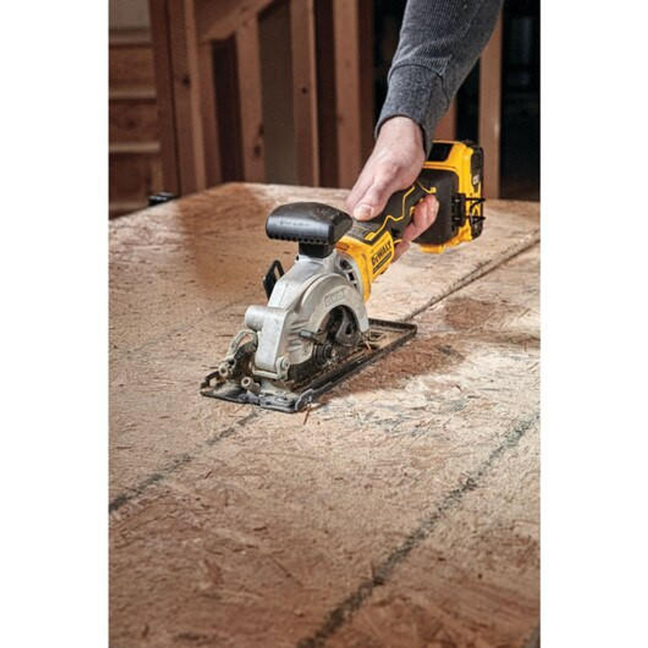 Dewalt DeWALT ATOMICâ„¢ 4-1/2 in 20V MAX* Brushless Cordless Circular Saw (Tool Only) DCS571B 