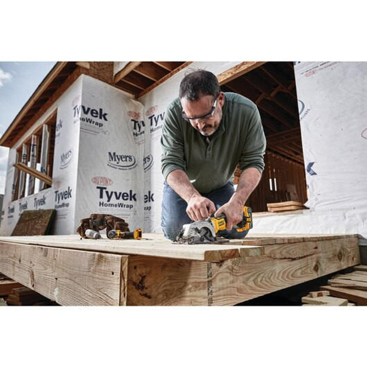 Dewalt DeWALT ATOMICâ„¢ 4-1/2 in 20V MAX* Brushless Cordless Circular Saw (Tool Only) DCS571B 