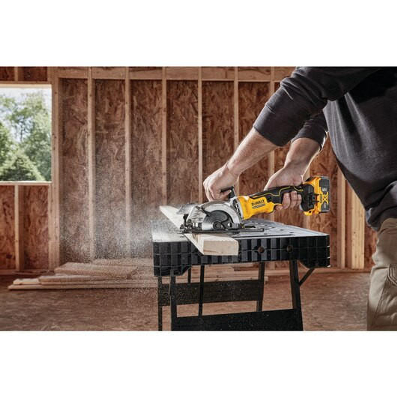 Dewalt DeWALT ATOMICâ„¢ 4-1/2 in 20V MAX* Brushless Cordless Circular Saw (Tool Only) DCS571B 