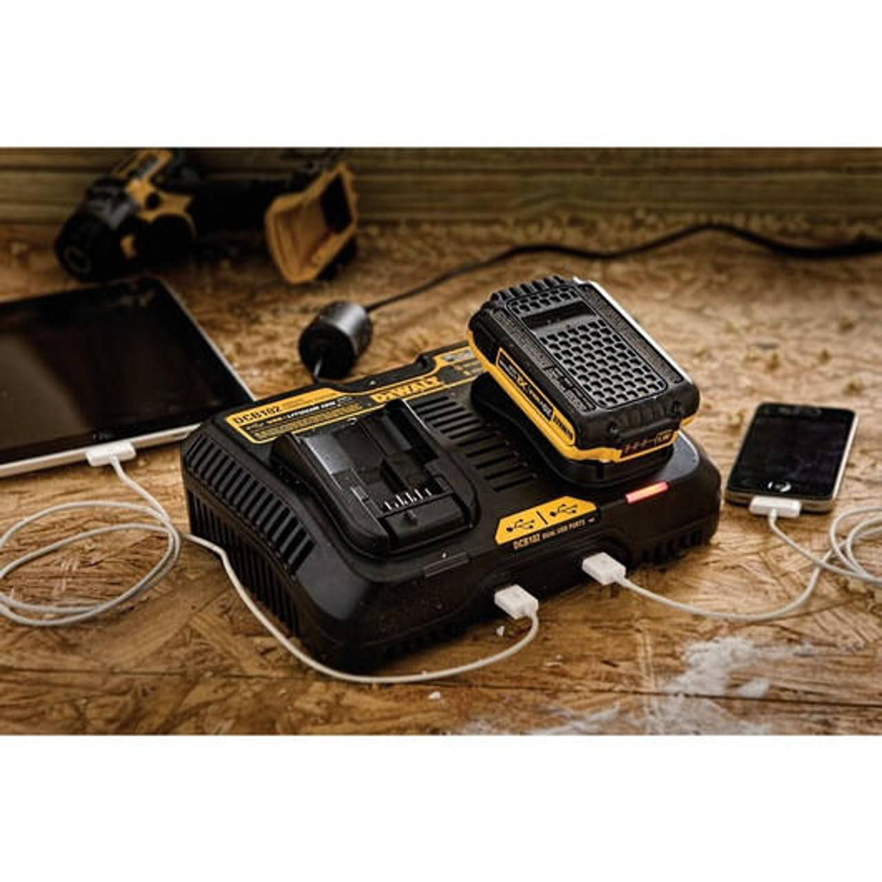 DEWALT 20V MAX JOBSITE CHARGING STATION WITH BATTERY PACK DCB102BP