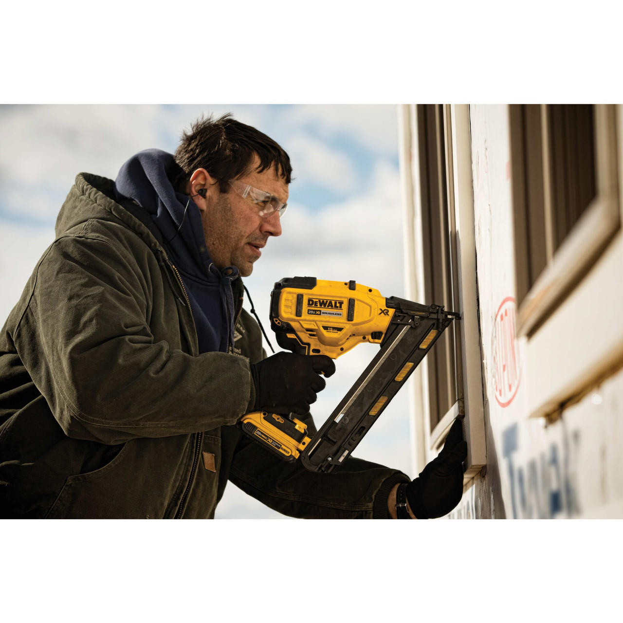 Dewalt DEWALT 20V Max 15Ga Angled Finish Nailer Bare DCN650B 