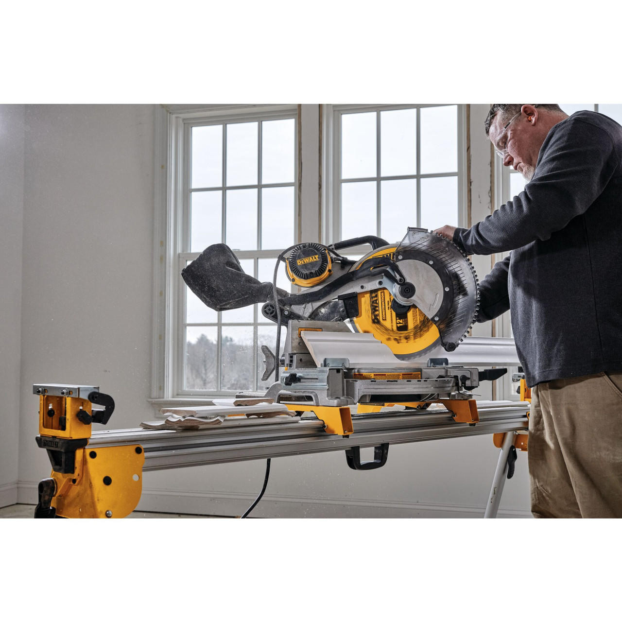 Dewalt DEWALT 15 Amp 12 in. Electric Double-Bevel Compound Miter Saw with CUTLINE DWS716XPS 