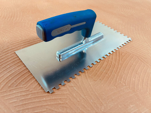 Rostfreie Zahnglättkelle zum Einbringen von Armierungsgewebe