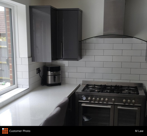 Customer photo - gloss white wall tiles used in a kitchen on the wall behind the cooker as a splashback