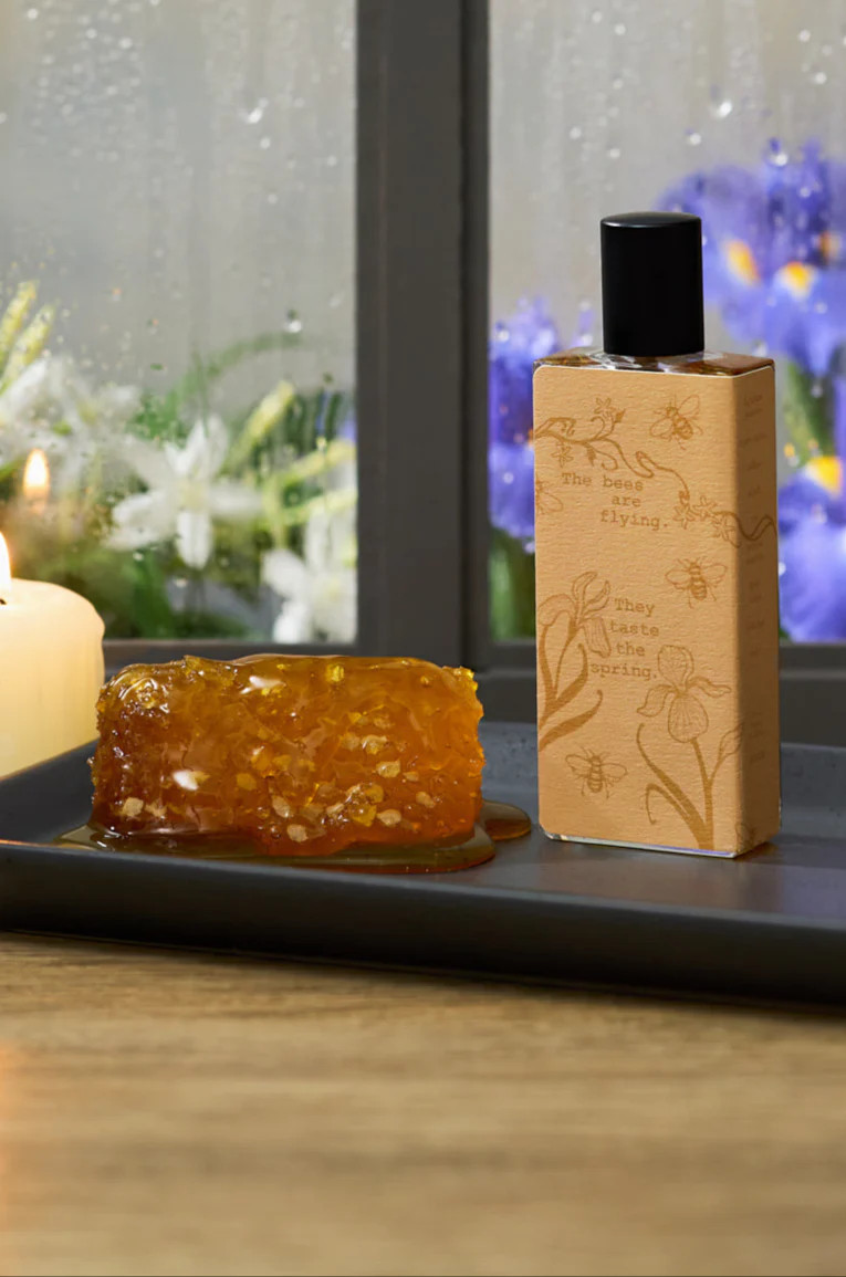 The Bees are Flying - They Taste the Spring Extrait
