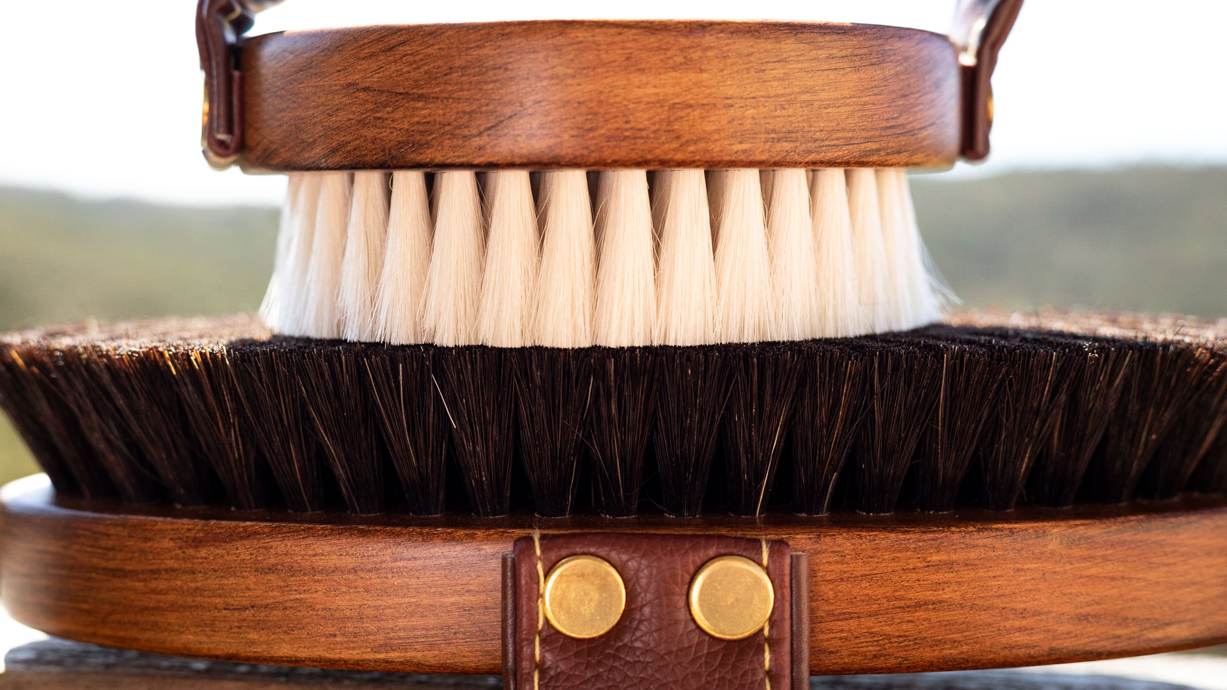 Buy horse grooming products at the best price. Leading horse brushes and grooming equipment in one store. 